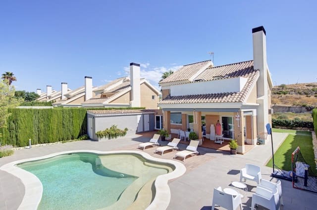 4 soveværelse Villa til salg i Otura med swimmingpool garage - € 489.000 (Ref: 9301112)