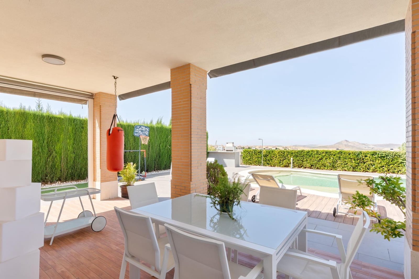 4 soveværelse Villa til salg i Otura med swimmingpool garage - € 489.000 (Ref: 9301112)