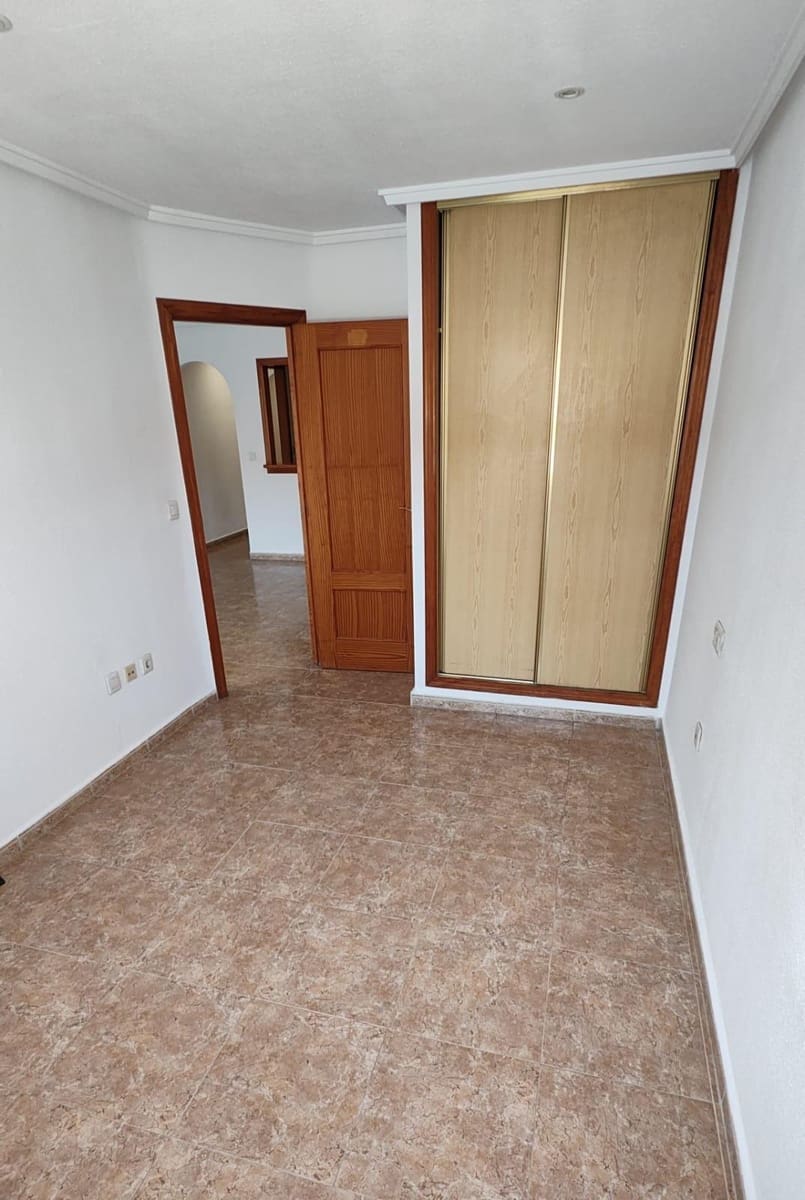 2 makuuhuone Huoneisto myytävänä paikassa Torrevieja mukana uima-altaan - 127 260 € (Ref: 9338222)