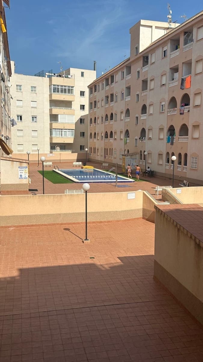 Apartamento de 2 habitaciones en Torrevieja en venta con piscina - 139.900 € (Ref: 9338250)