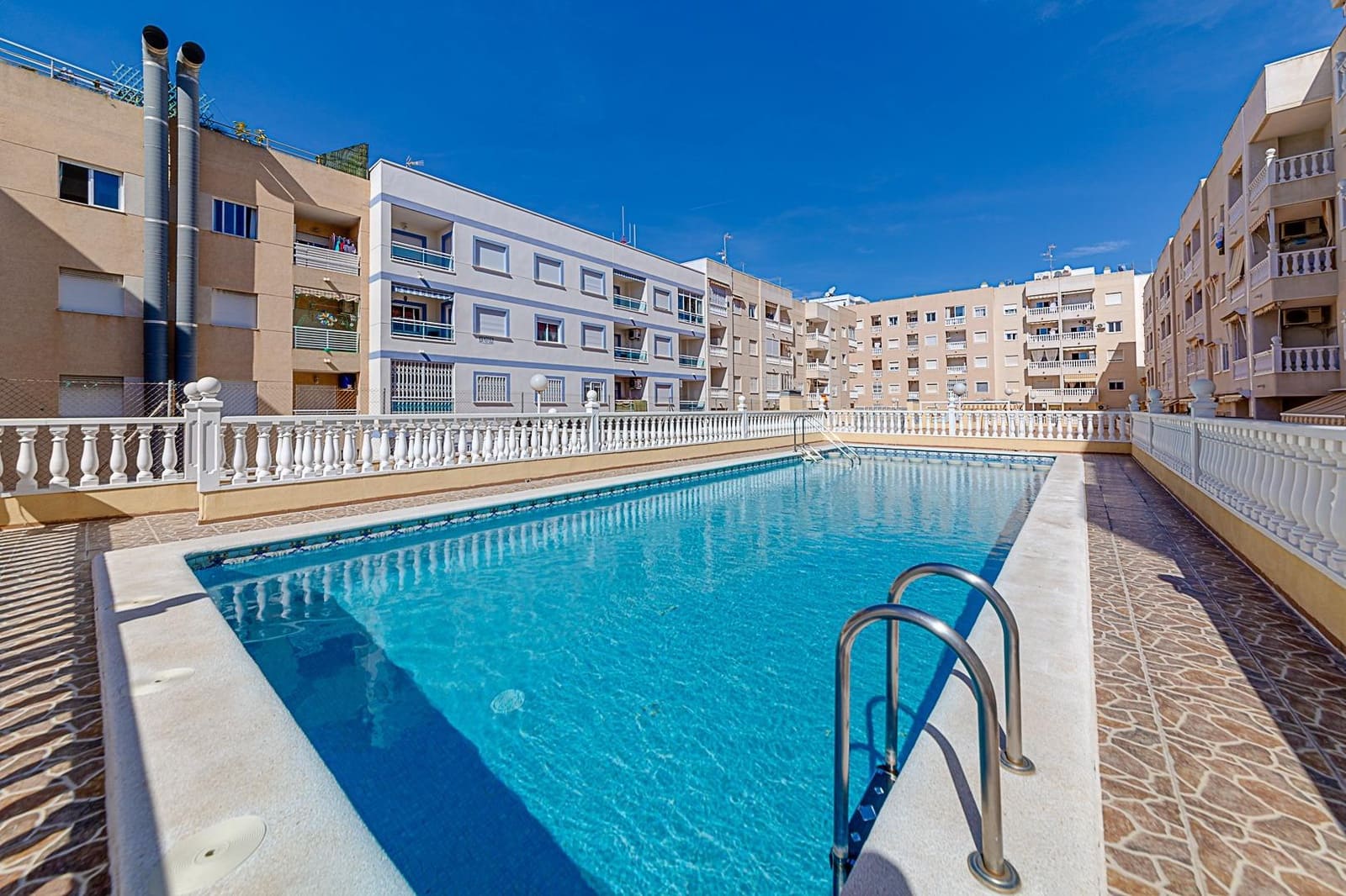 1 sypialnia Apartament na sprzedaż w Torrevieja z basenem - 138 000 € (Ref: 9338293)