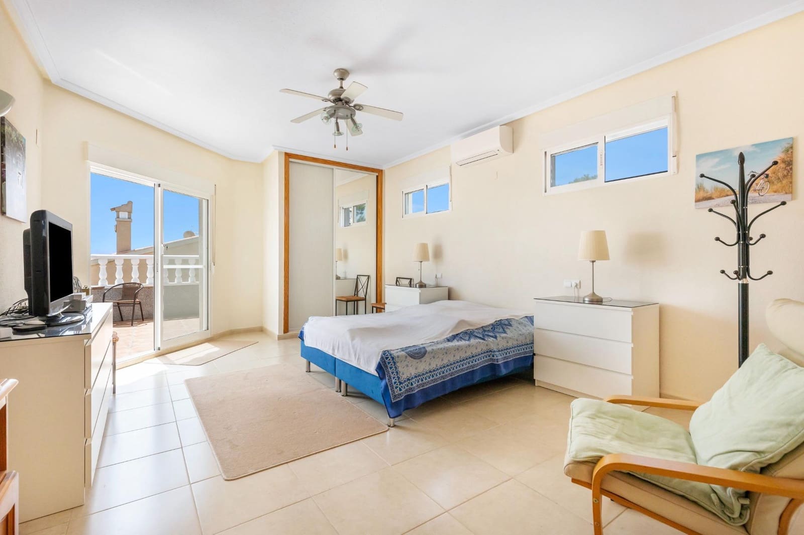 5 bedroom Villa for sale in San Fulgencio with garage - € 459,000 (Ref: 9338336)