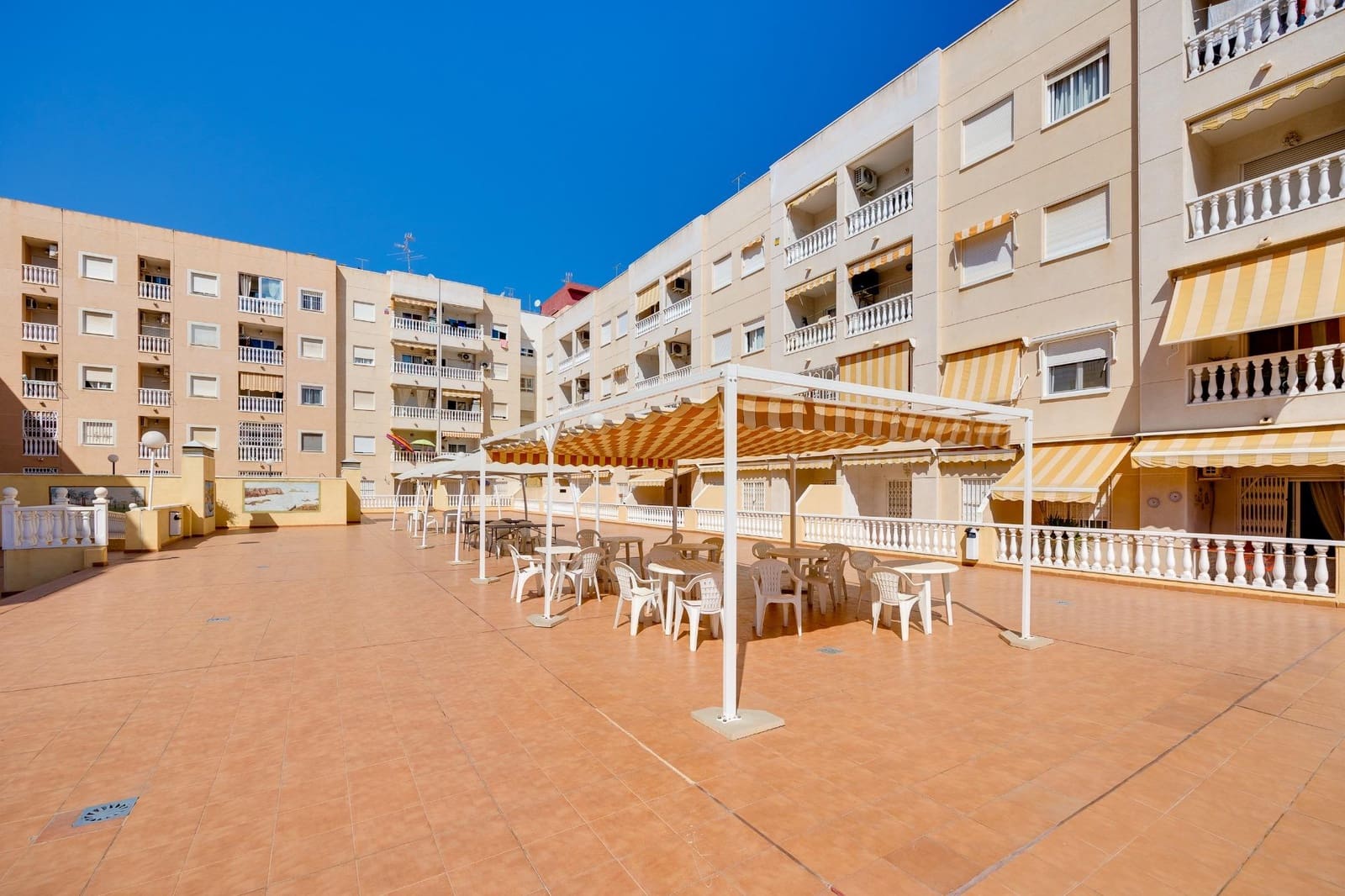Apartamento de 1 habitación en Torrevieja en venta con piscina - 138.000 € (Ref: 9338341)