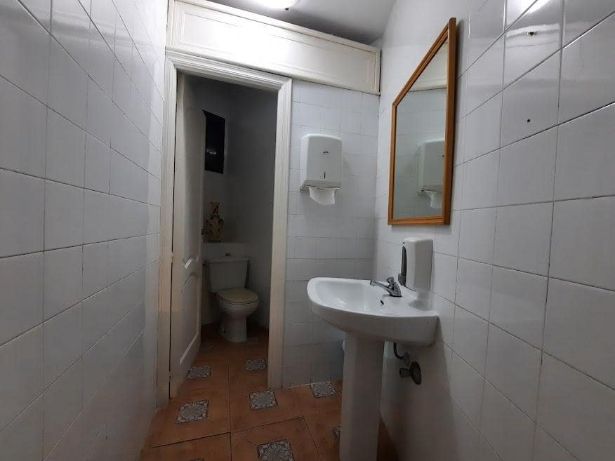 Commercial for sale in Torrevieja - € 210,000 (Ref: 9338362)