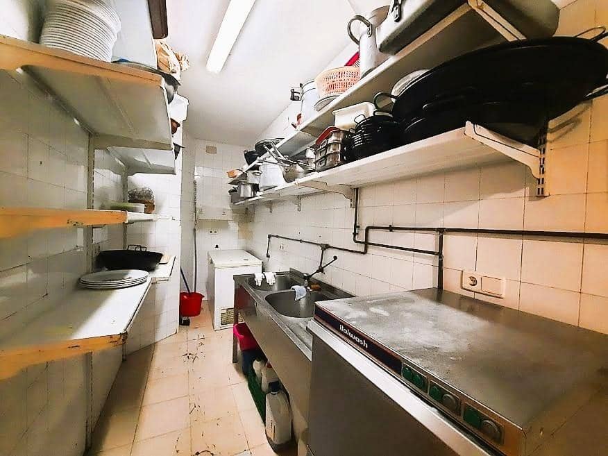 Commercial for sale in Torrevieja - € 210,000 (Ref: 9338362)