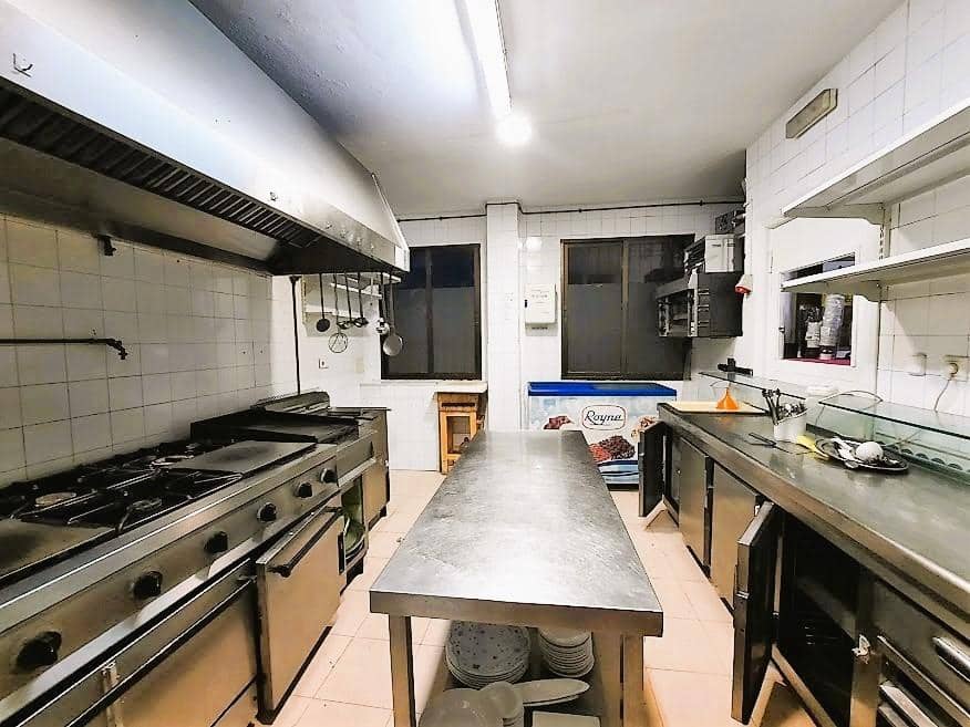 Commercial for sale in Torrevieja - € 210,000 (Ref: 9338362)