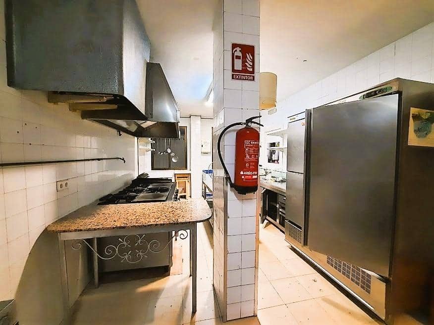 Commercial for sale in Torrevieja - € 210,000 (Ref: 9338362)