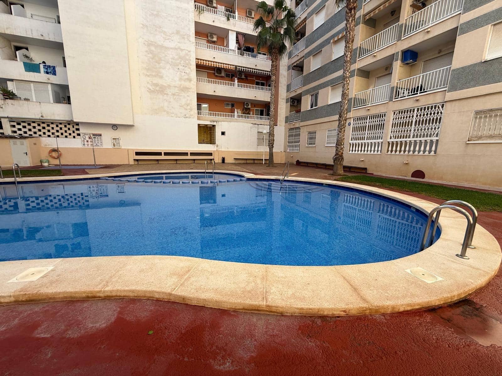 2 makuuhuone Huoneisto myytävänä paikassa Torrevieja mukana uima-altaan - 119 900 € (Ref: 9411102)