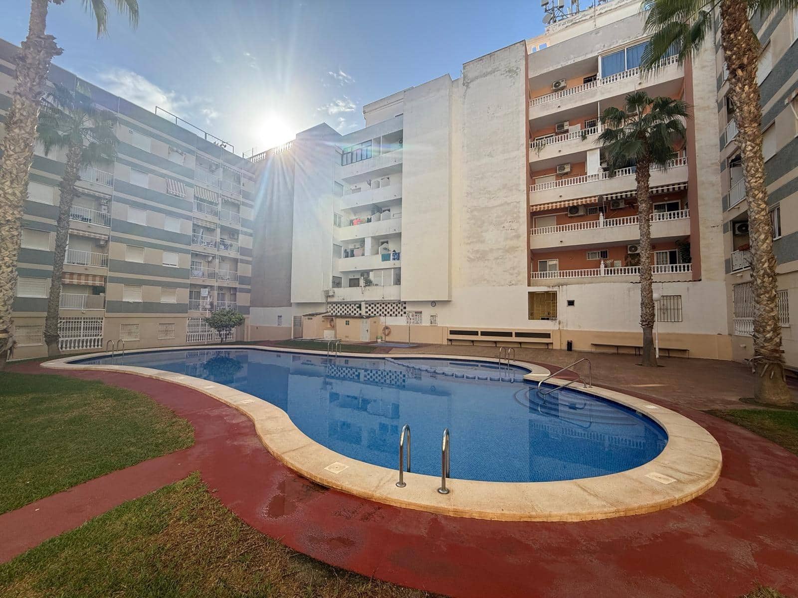 2 makuuhuone Huoneisto myytävänä paikassa Torrevieja mukana uima-altaan - 119 900 € (Ref: 9411102)