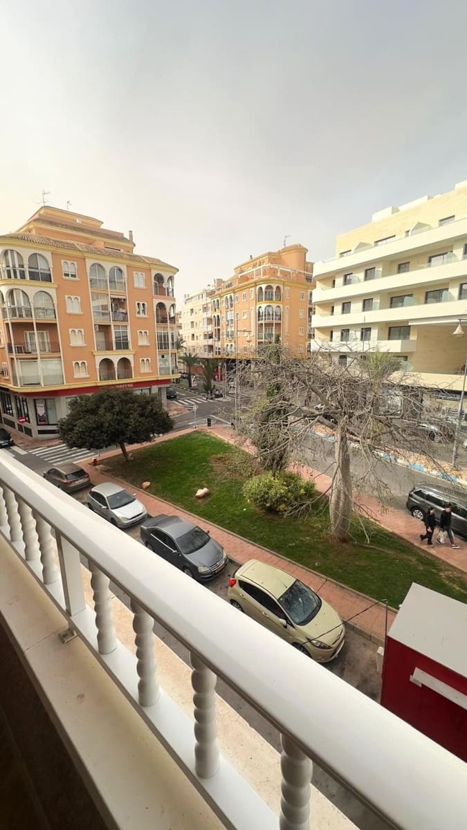 Appartement de 2 chambres à louer à Torrevieja avec garage - 850 € (Ref: 9411103)