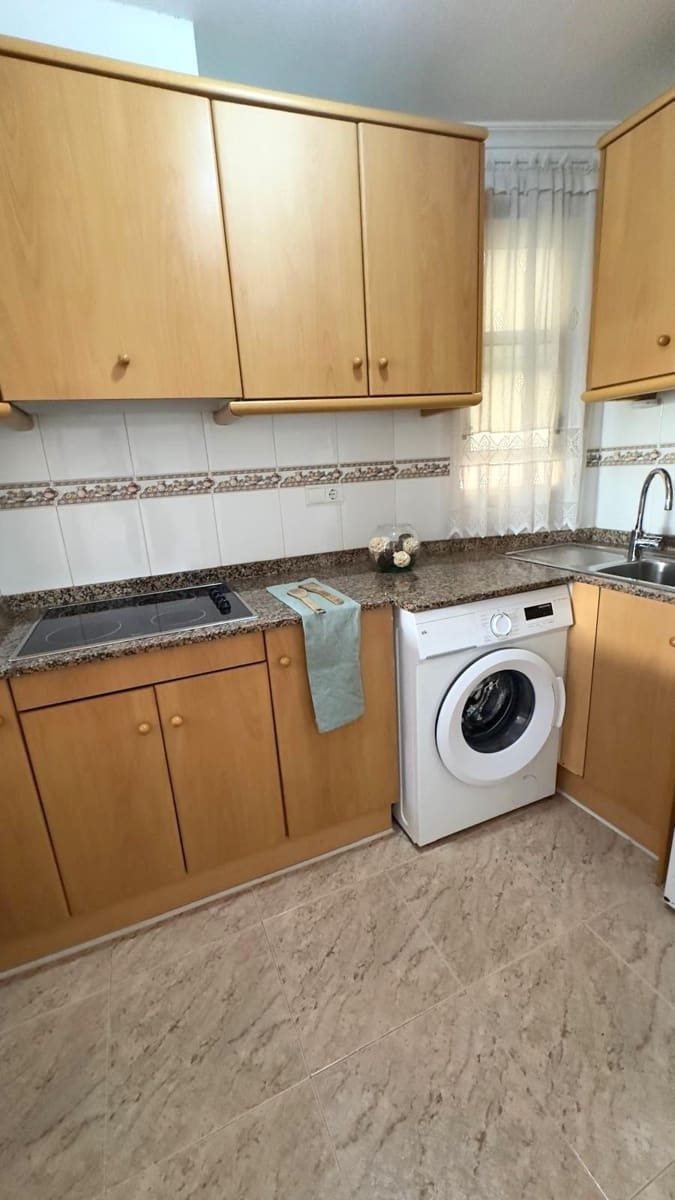 Appartement de 2 chambres à louer à Torrevieja avec garage - 850 € (Ref: 9411103)