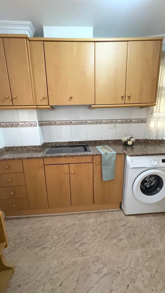Appartement de 2 chambres à louer à Torrevieja avec garage - 850 € (Ref: 9411103)
