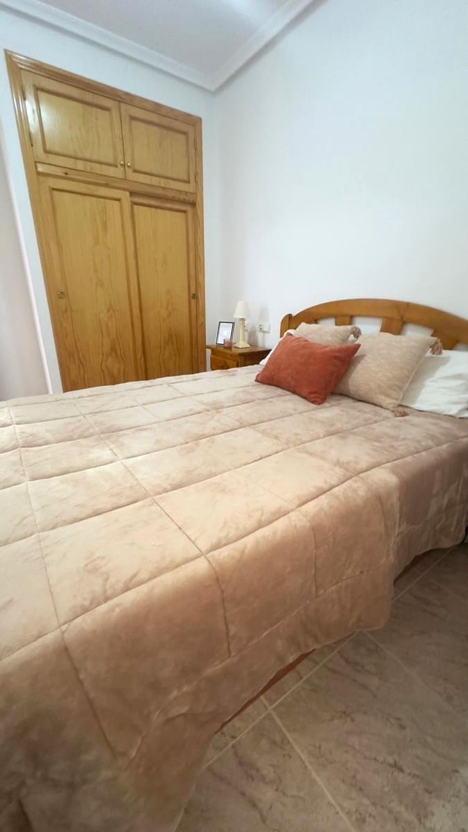 Appartement de 2 chambres à louer à Torrevieja avec garage - 850 € (Ref: 9411103)