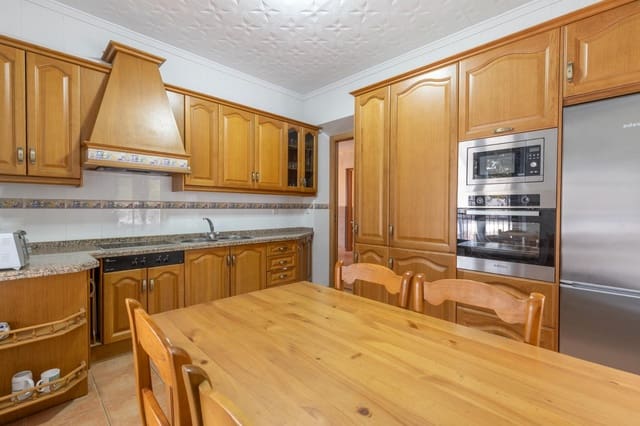 Chalet de 4 habitaciones en Alhendín en venta con garaje - 299.900 € (Ref: 9509050)