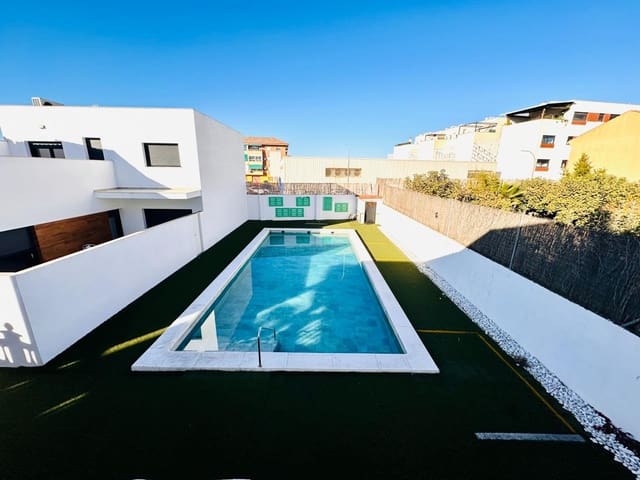 Chalet de 4 habitaciones en Santa Fe en venta con piscina - 384.900 € (Ref: 9509051)