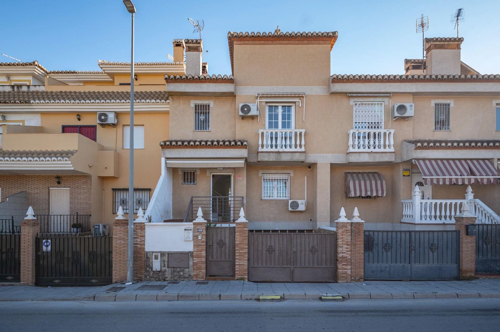 4 soverom Rekkehus til salgs i Ogijares med svømmebasseng garasje - € 319 000 (Ref: 9533847)