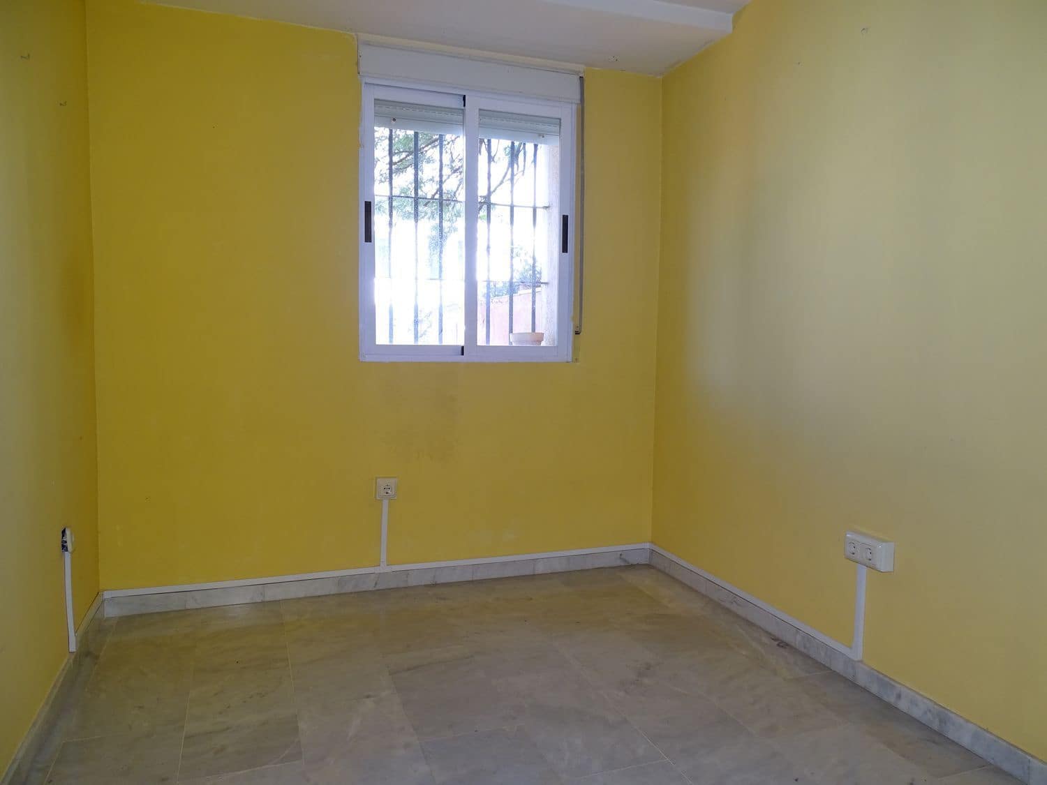 4 bedroom Flat for sale in Granada city with garage - € 245,000 (Ref: 9611643)