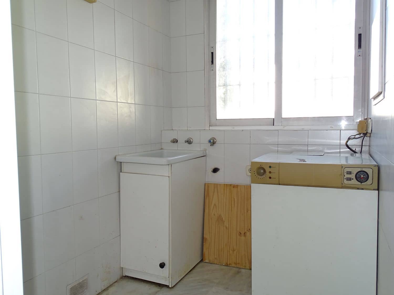 4 bedroom Flat for sale in Granada city with garage - € 245,000 (Ref: 9611643)