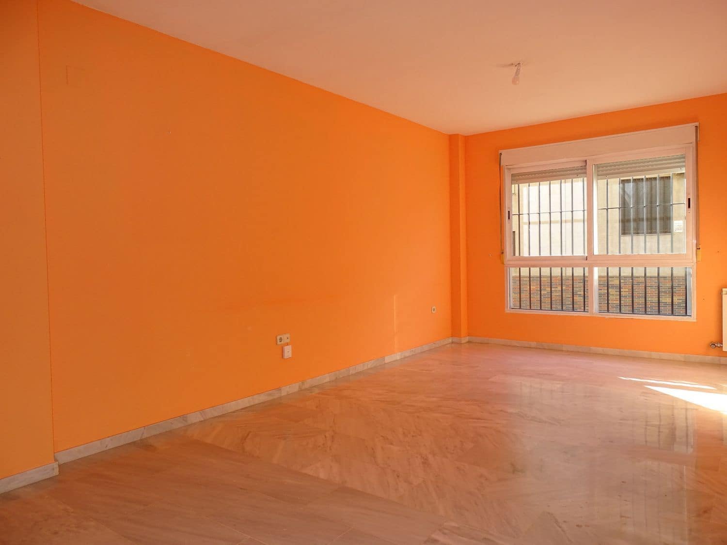 4 bedroom Flat for sale in Granada city with garage - € 245,000 (Ref: 9611643)