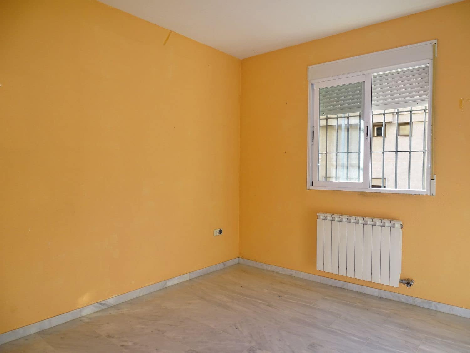 4 bedroom Flat for sale in Granada city with garage - € 245,000 (Ref: 9611643)