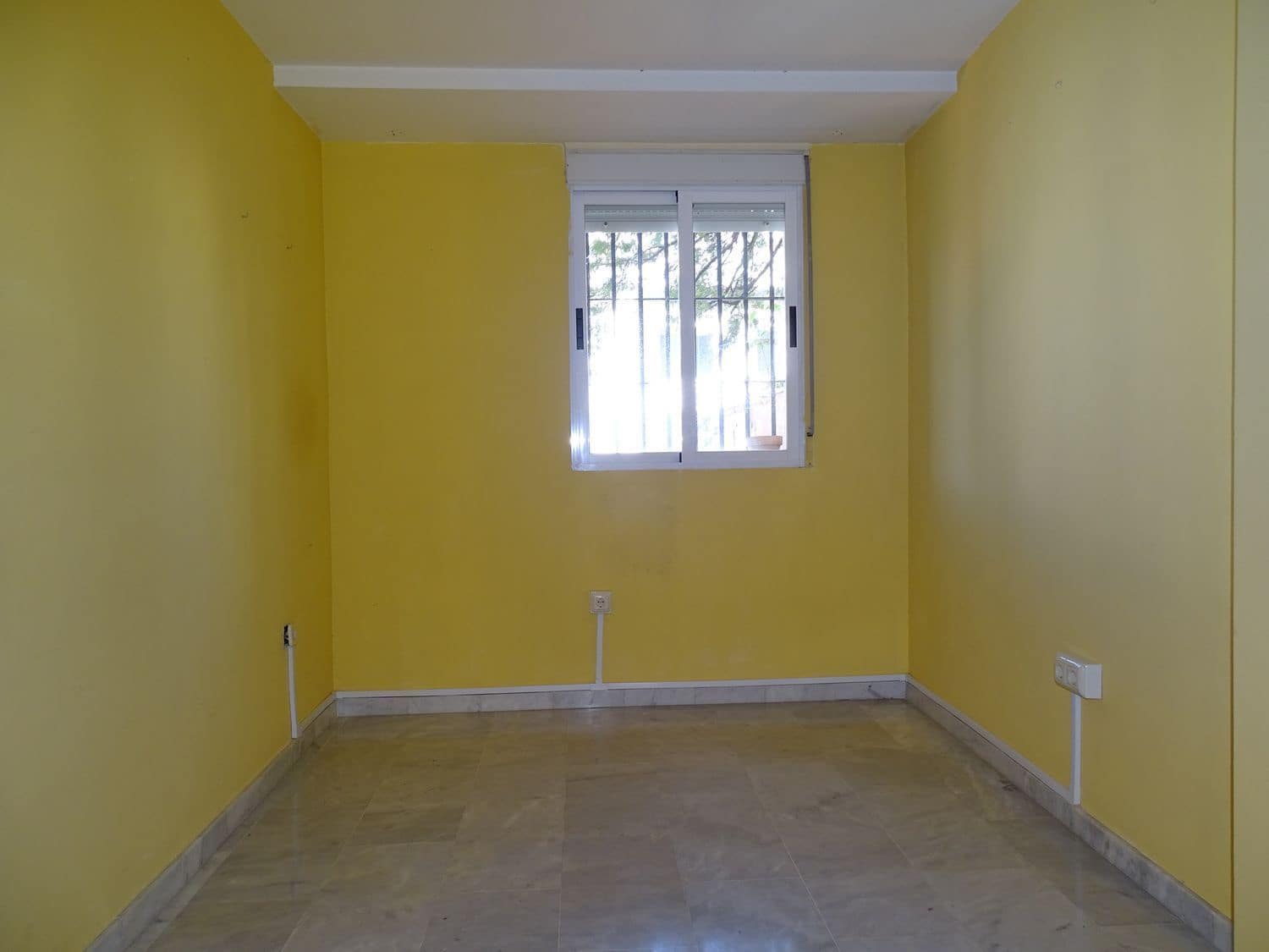 4 bedroom Flat for sale in Granada city with garage - € 245,000 (Ref: 9611643)