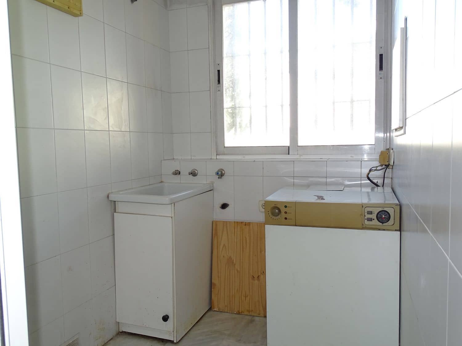 4 bedroom Flat for sale in Granada city with garage - € 245,000 (Ref: 9611643)