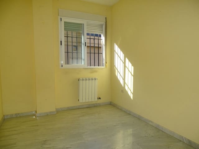 4 bedroom Flat for sale in Granada city with garage - € 245,000 (Ref: 9611643)