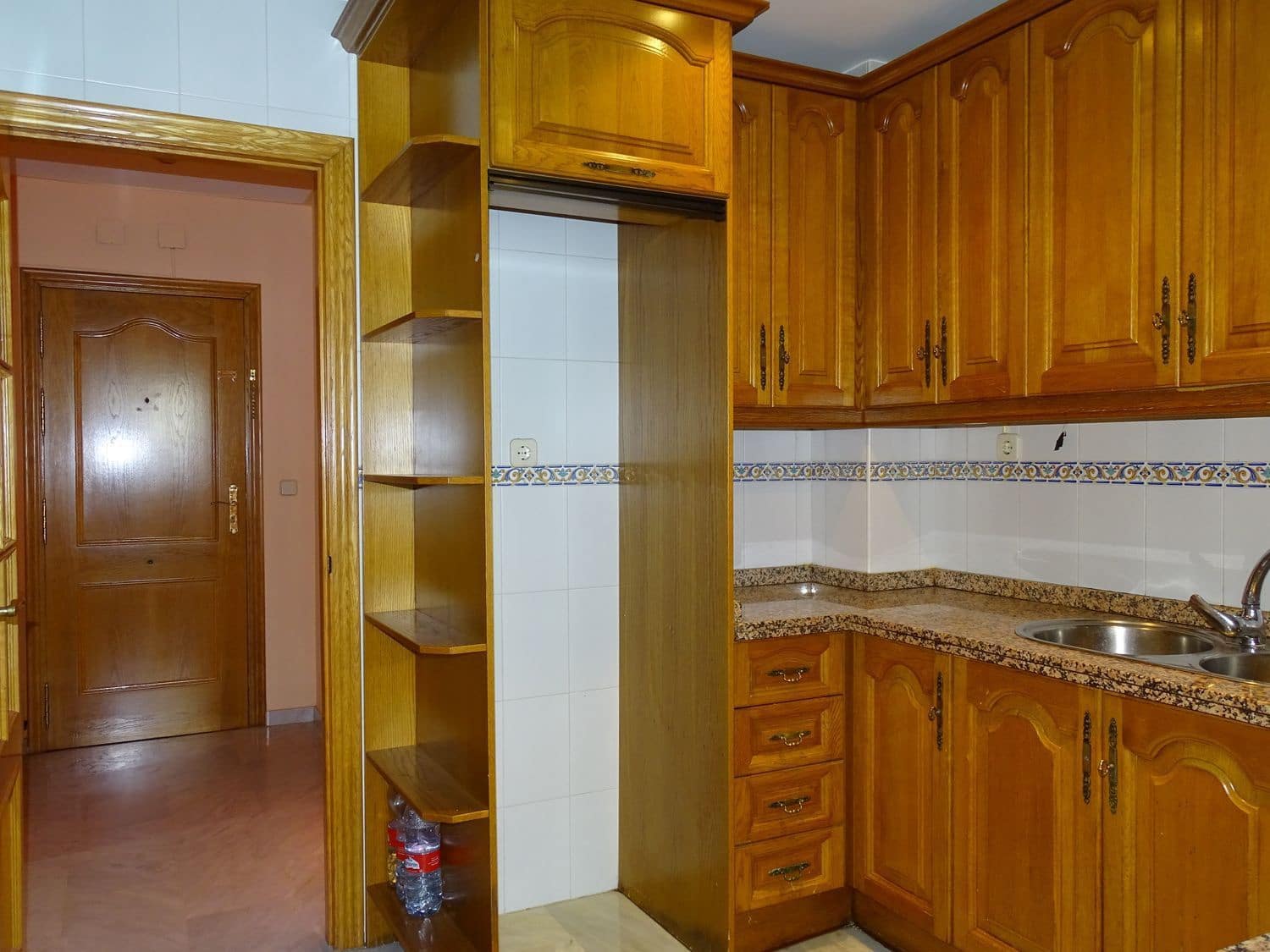 4 bedroom Flat for sale in Granada city with garage - € 245,000 (Ref: 9611643)