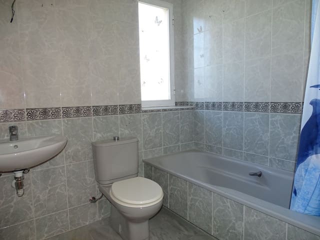 4 bedroom Flat for sale in Granada city with garage - € 245,000 (Ref: 9611643)