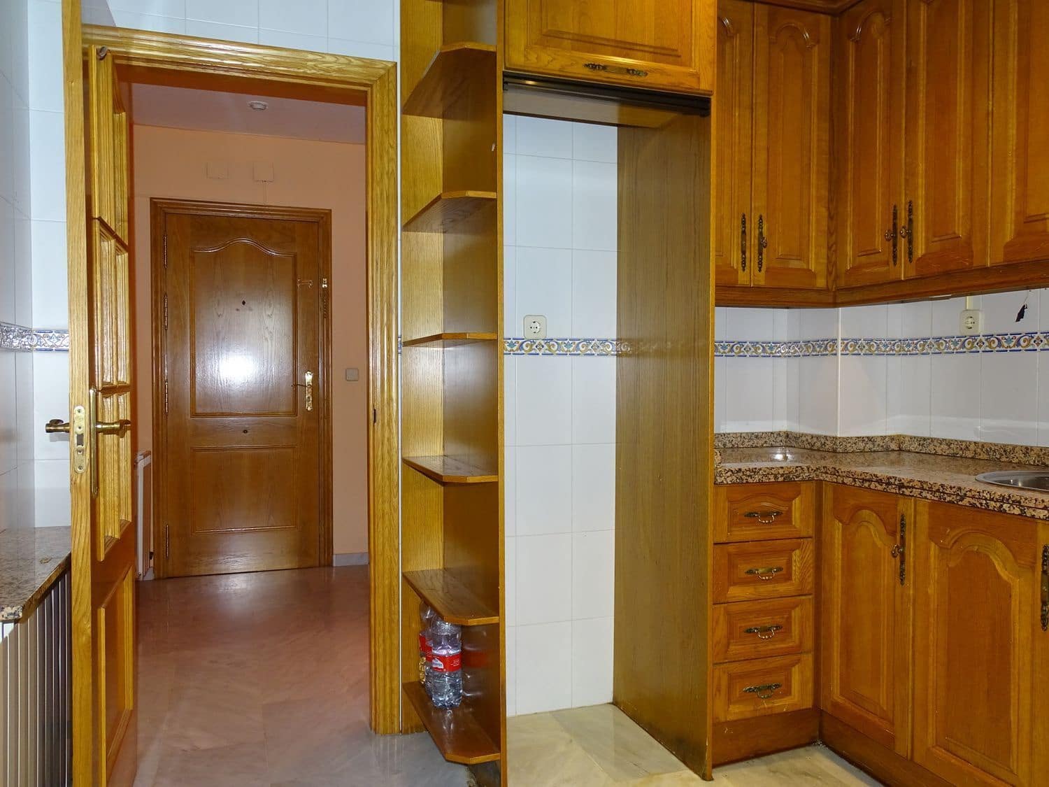 4 bedroom Flat for sale in Granada city with garage - € 245,000 (Ref: 9611643)