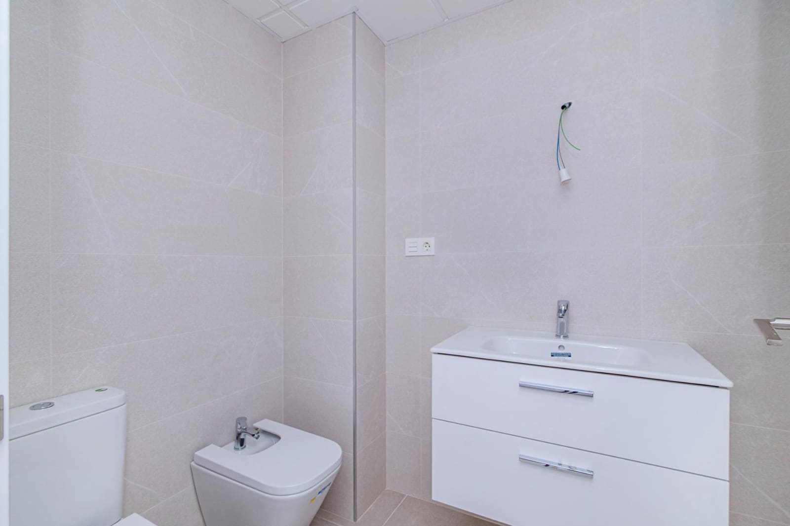 4 bedroom Flat for sale in Granada city with pool garage - € 395,000 (Ref: 9611651)