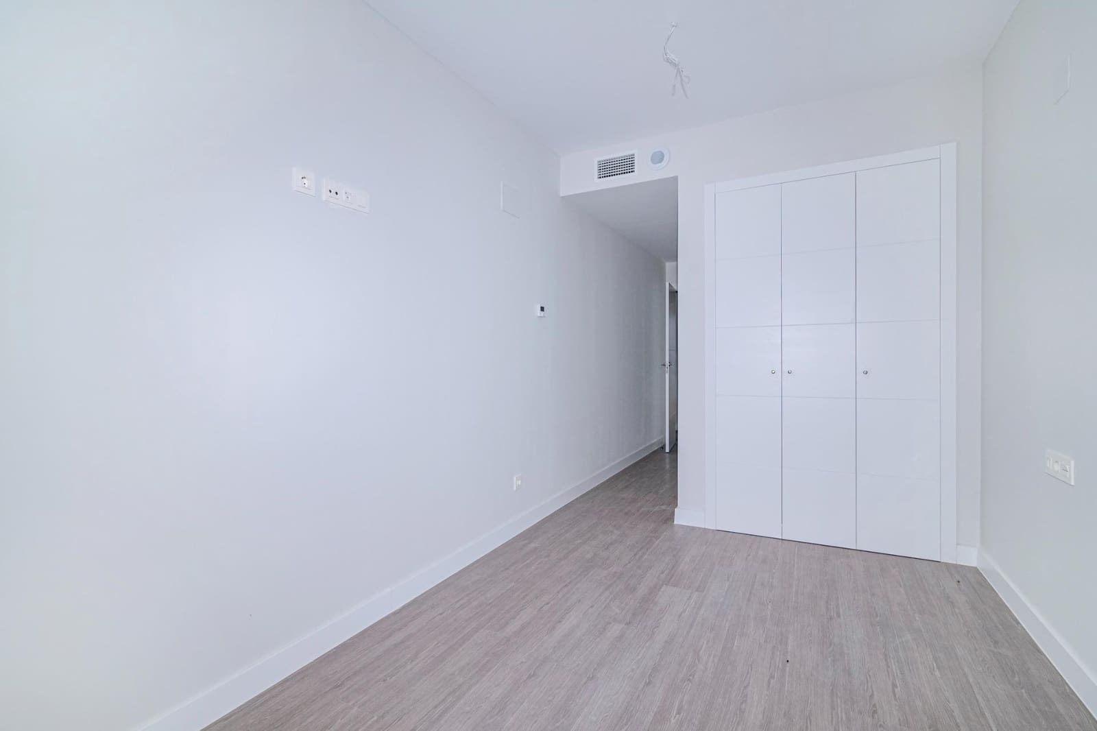 4 bedroom Flat for sale in Granada city with pool garage - € 395,000 (Ref: 9611651)