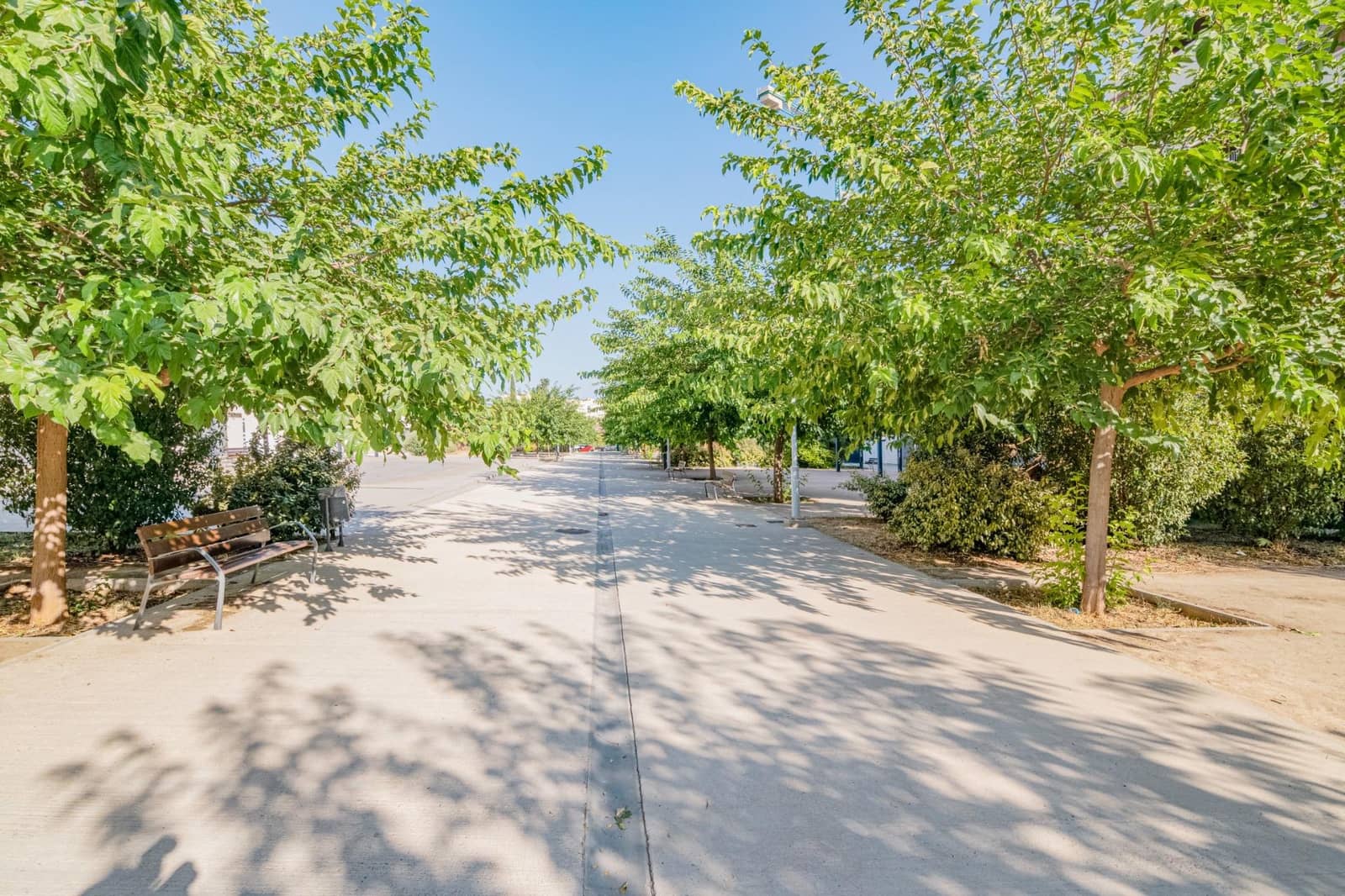 4 bedroom Flat for sale in Granada city with pool garage - € 395,000 (Ref: 9611651)