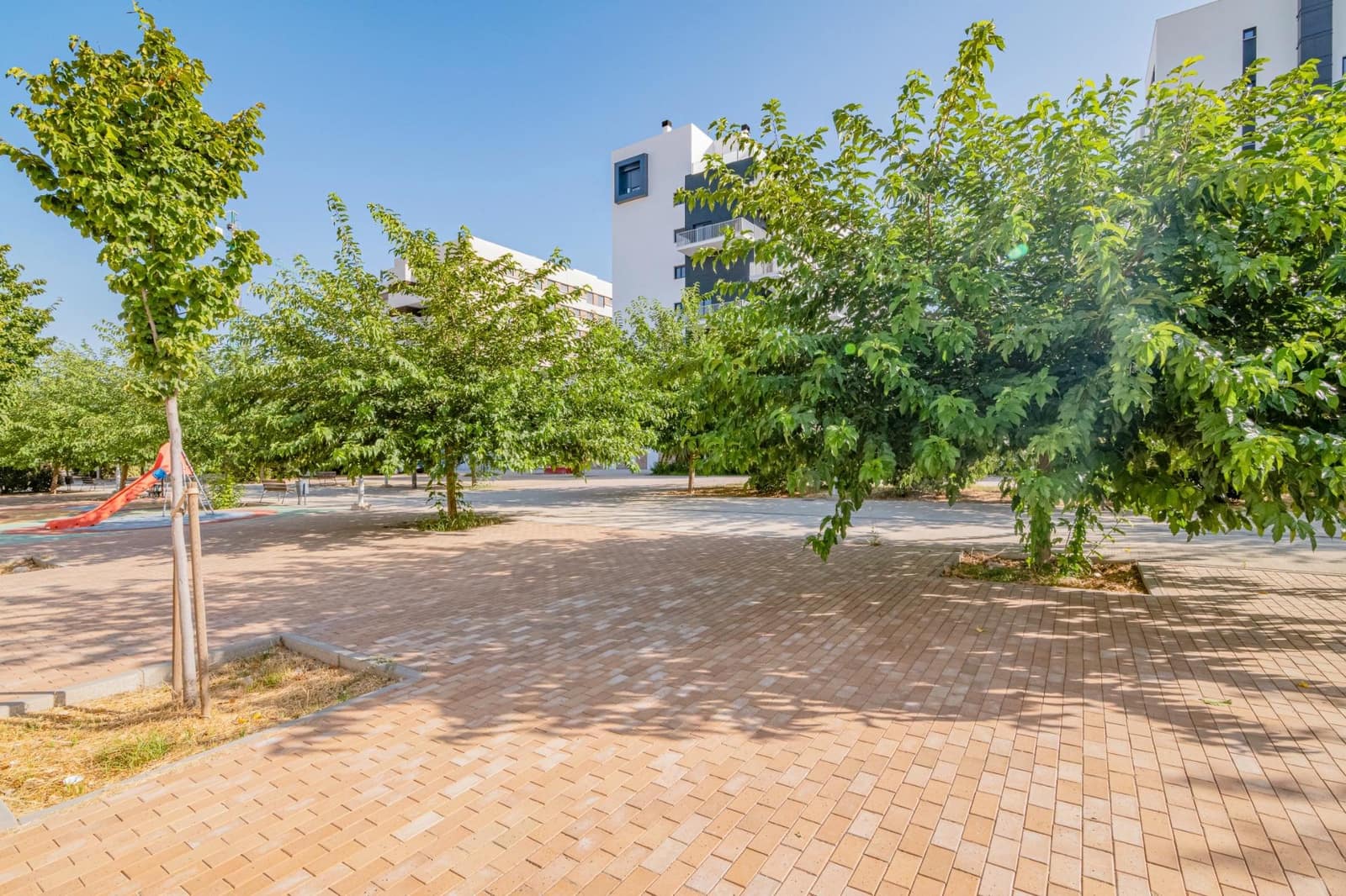 4 bedroom Flat for sale in Granada city with pool garage - € 395,000 (Ref: 9611651)