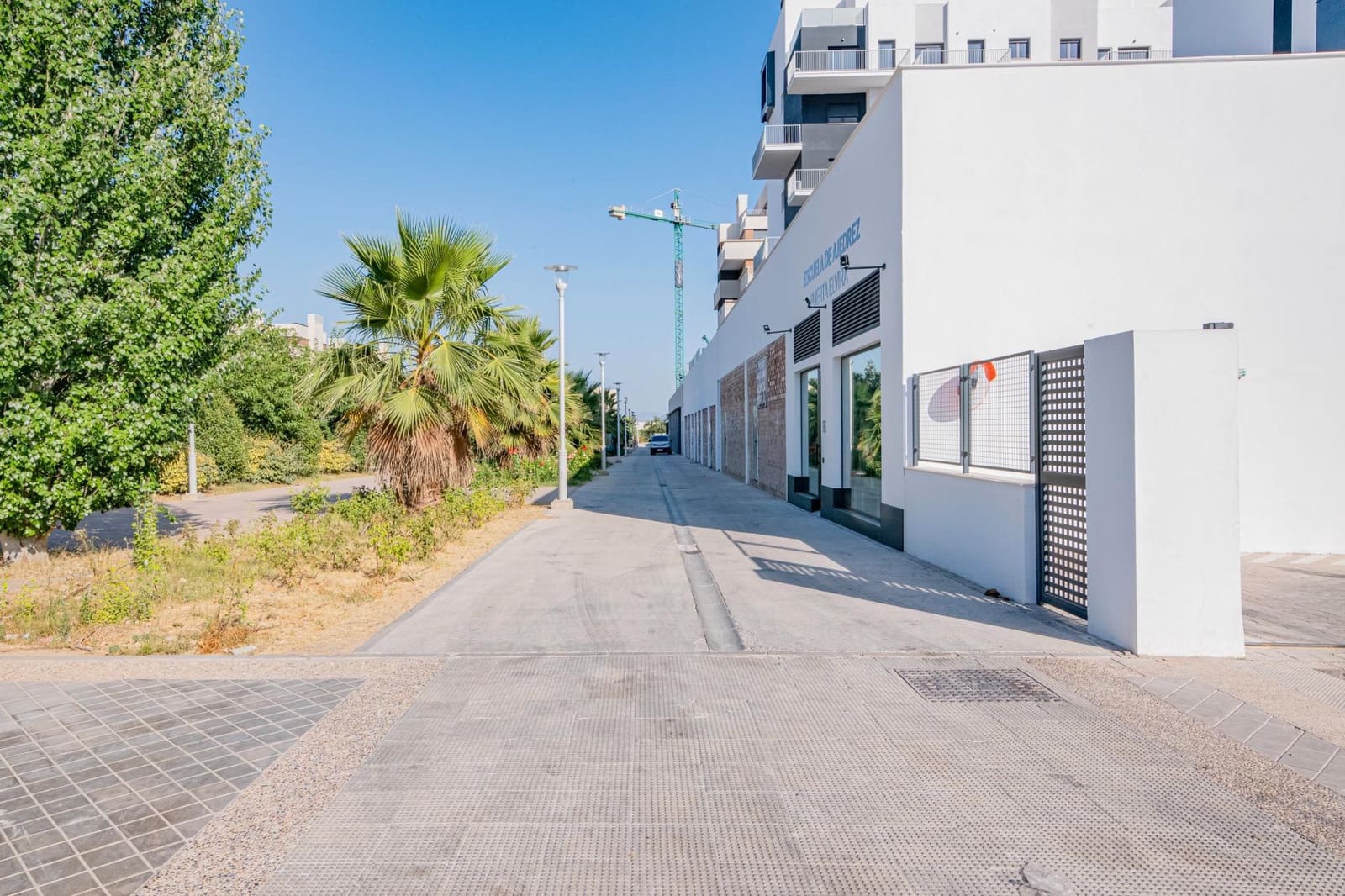 4 bedroom Flat for sale in Granada city with pool garage - € 395,000 (Ref: 9611651)