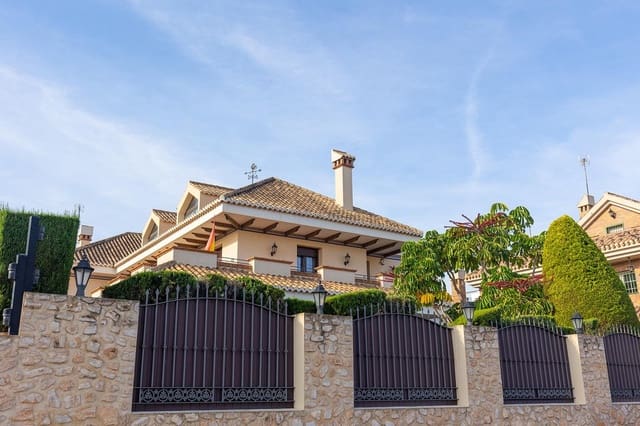 Chalet de 7 habitaciones en La Veleta, Torrevieja en venta con piscina garaje - 2.490.000 € (Ref: 9634416)