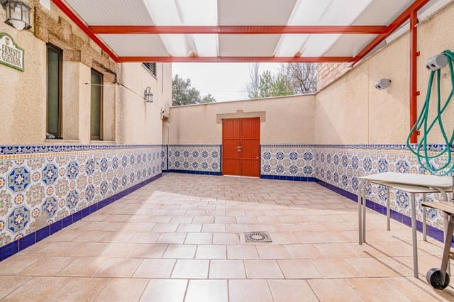 Chalet de 4 habitaciones en Granada ciudad en venta con garaje - 442.000 € (Ref: 9679951)