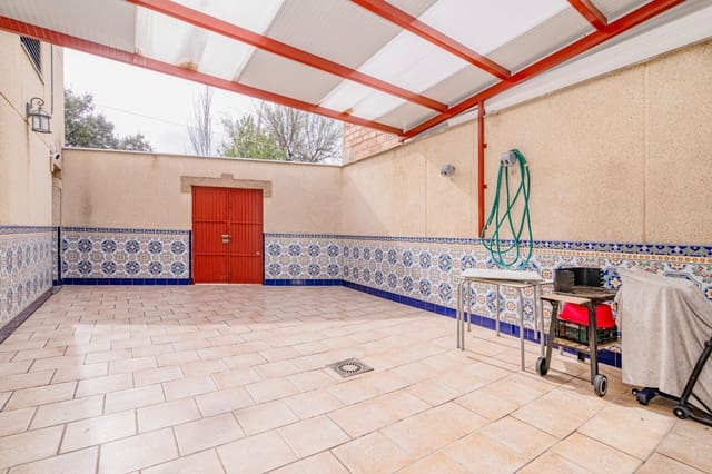 Chalet de 4 habitaciones en Granada ciudad en venta con garaje - 442.000 € (Ref: 9679951)