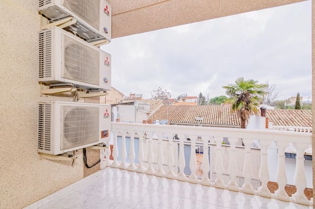 Chalet de 4 habitaciones en Granada ciudad en venta con garaje - 442.000 € (Ref: 9679951)