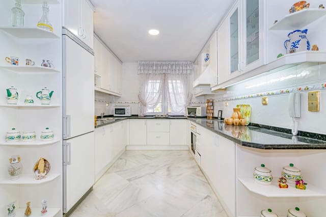 5 quarto Moradia para venda em La Zubia com piscina garagem - 1 190 000 € (Ref: 9695460)