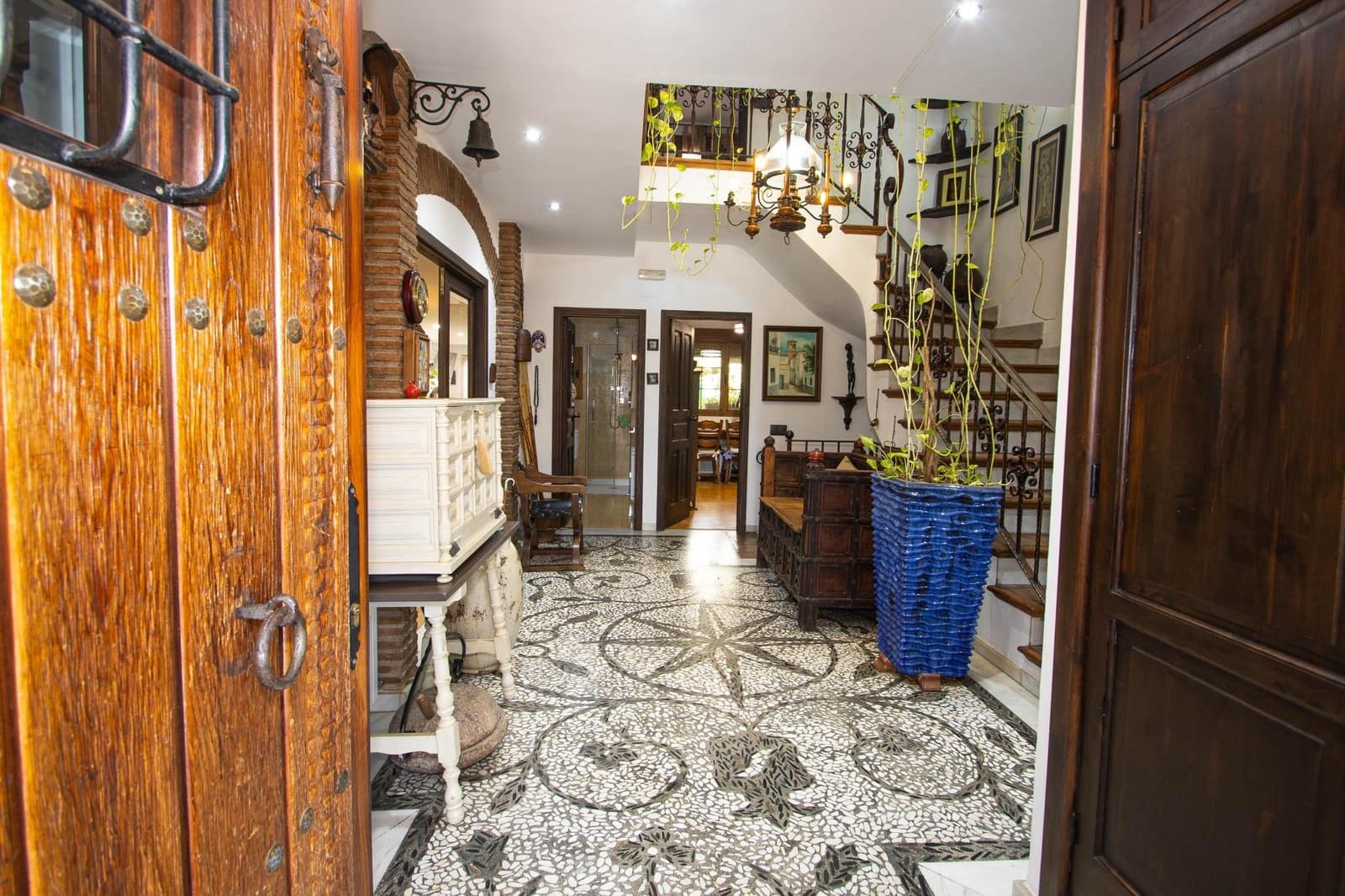 5 bedroom Villa for sale in Peligros with garage - € 498,000 (Ref: 9712096)