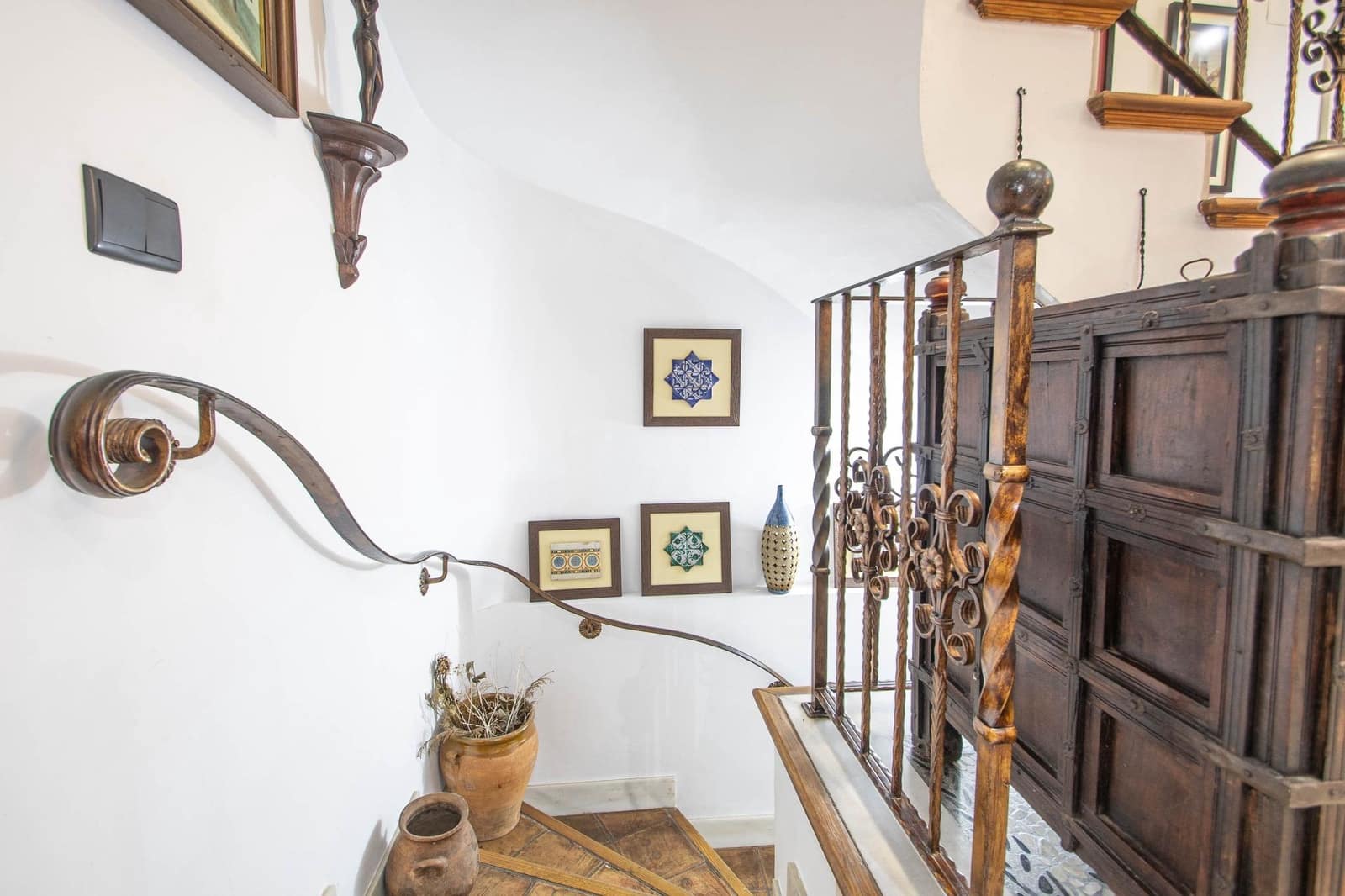 5 bedroom Villa for sale in Peligros with garage - € 498,000 (Ref: 9712096)