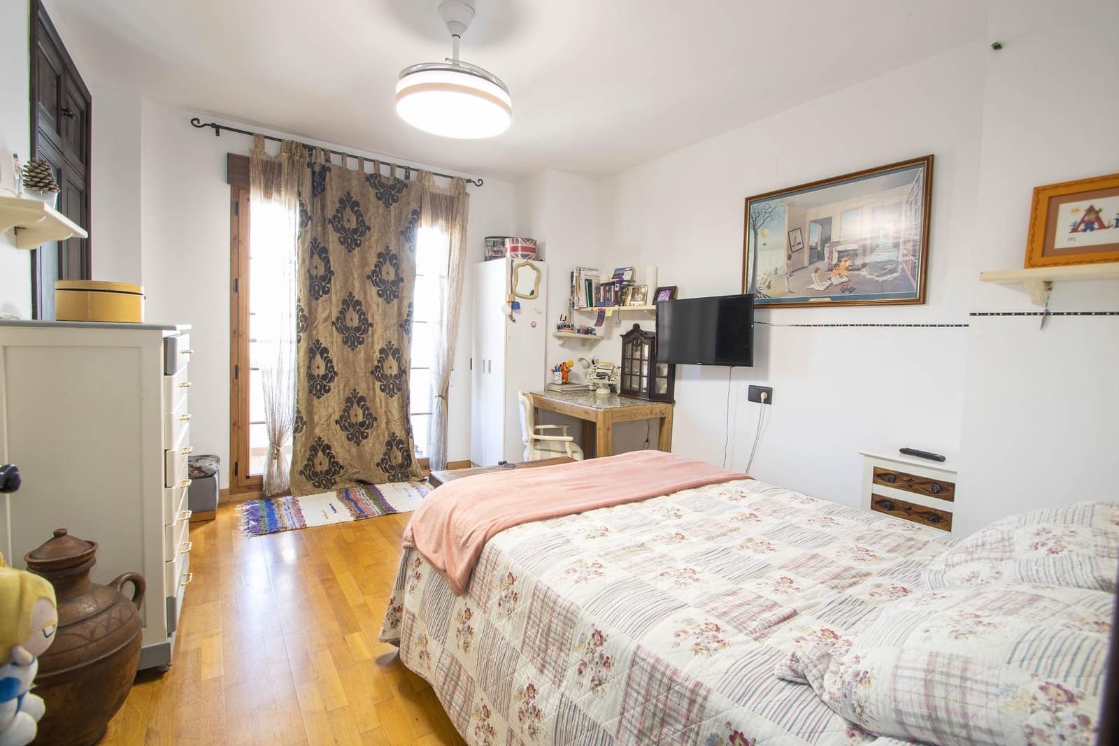 5 bedroom Villa for sale in Peligros with garage - € 498,000 (Ref: 9712096)