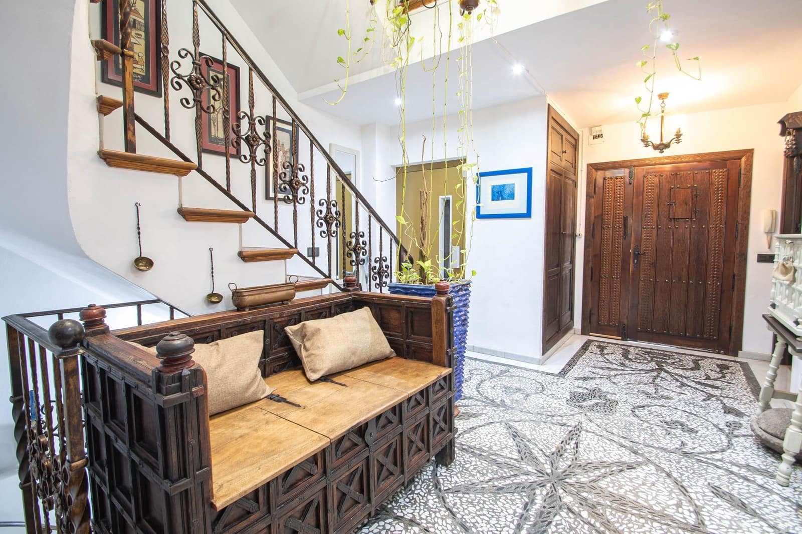 5 bedroom Villa for sale in Peligros with garage - € 498,000 (Ref: 9712096)