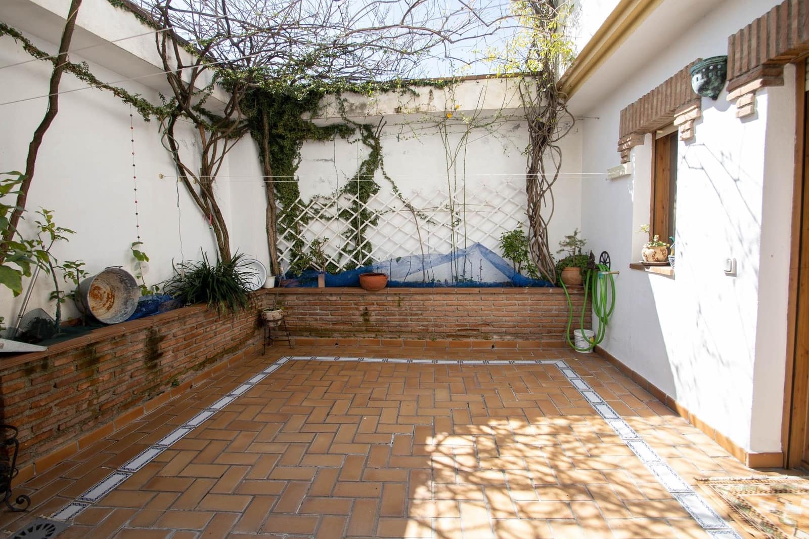 5 bedroom Villa for sale in Peligros with garage - € 498,000 (Ref: 9712096)