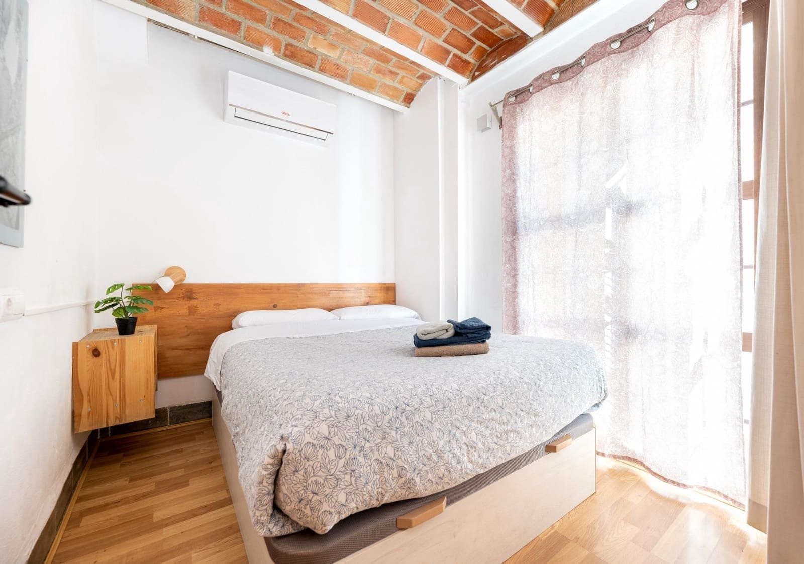 Hotel de 10 habitaciones en Granada ciudad en venta - 1.900.000 € (Ref: 9743165)