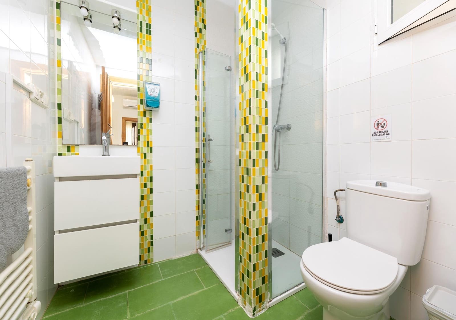 Hotel de 10 habitaciones en Granada ciudad en venta - 1.900.000 € (Ref: 9743165)