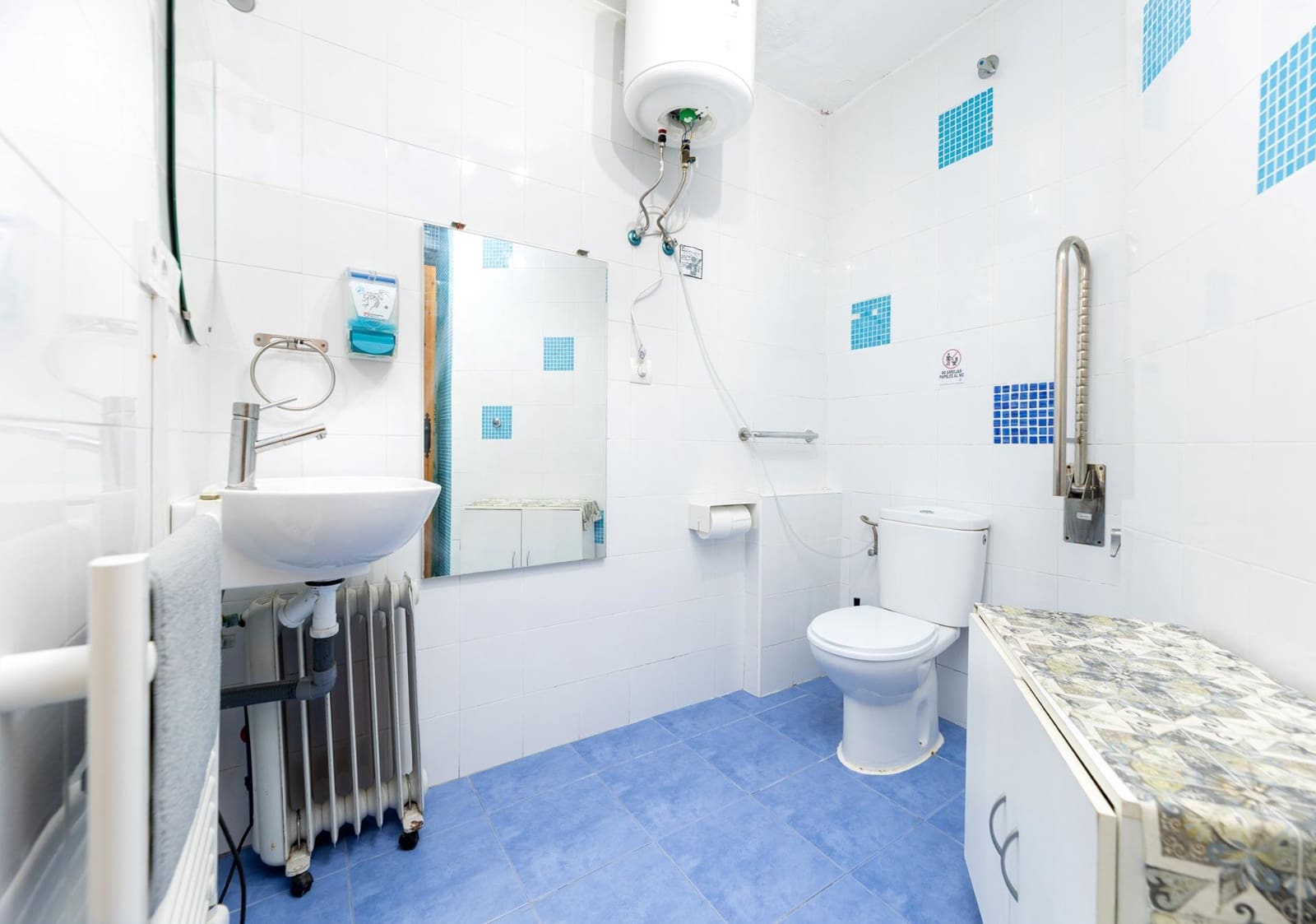 Hotel de 10 habitaciones en Granada ciudad en venta - 1.900.000 € (Ref: 9743165)