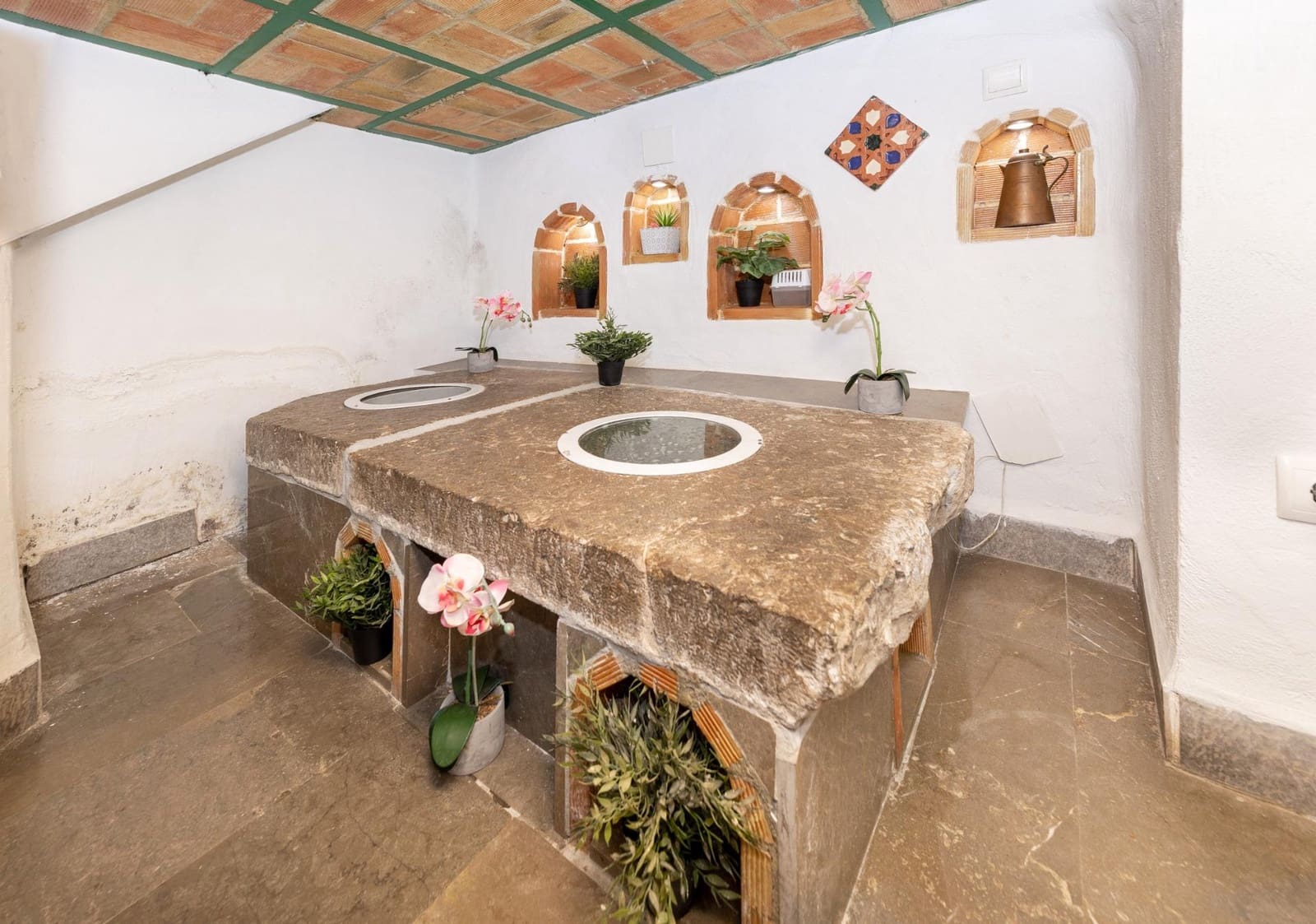 Hotel de 10 habitaciones en Granada ciudad en venta - 1.900.000 € (Ref: 9743165)