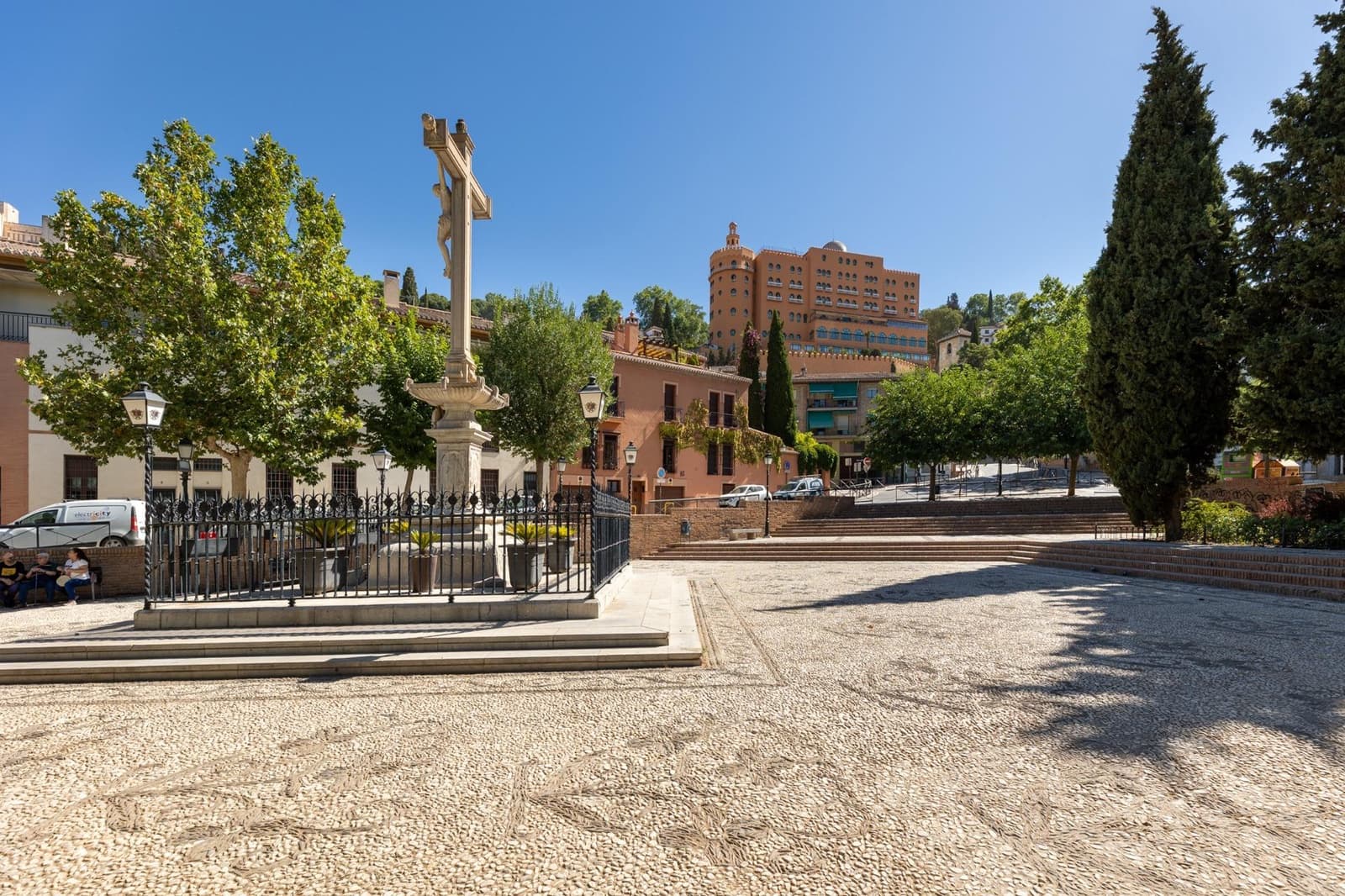 Hotel de 10 habitaciones en Granada ciudad en venta - 1.900.000 € (Ref: 9743165)